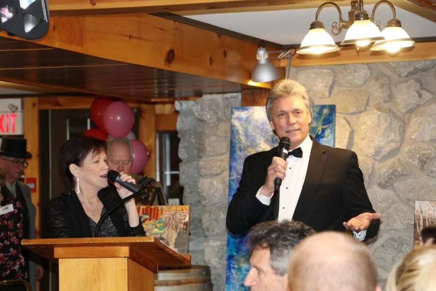 Hosts Pete Dychtiar and Rita Carrey
